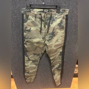Signature by Levi Strauss & Co. Men's Camo Stripe Jogger 32
